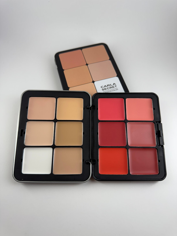 تصویر پالت کانتور کانسیلر کارلا سکرت روی میز