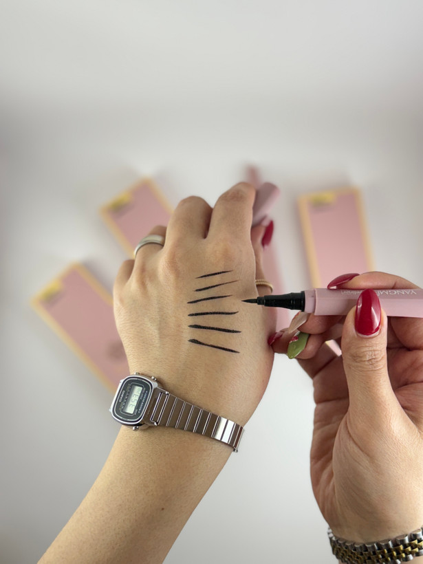 تصویر خط چشم یانگمی پوکه صورتی اصل