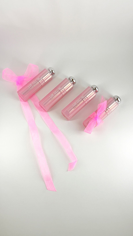 تصویر بالم لب حرارتی طرح دیور با پس زمینه سفید