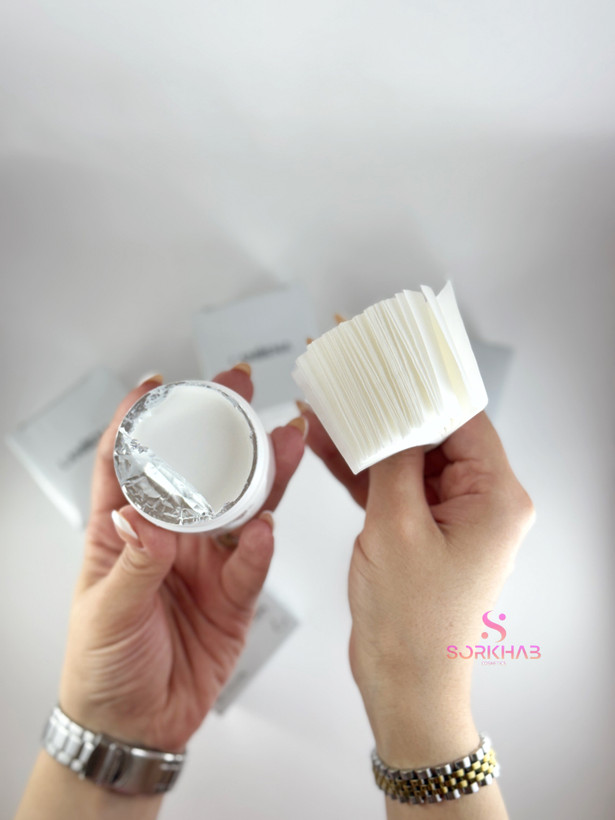 تصویر چسب بینی کاسه ای لانبنا در دست با پس زمینه سفید