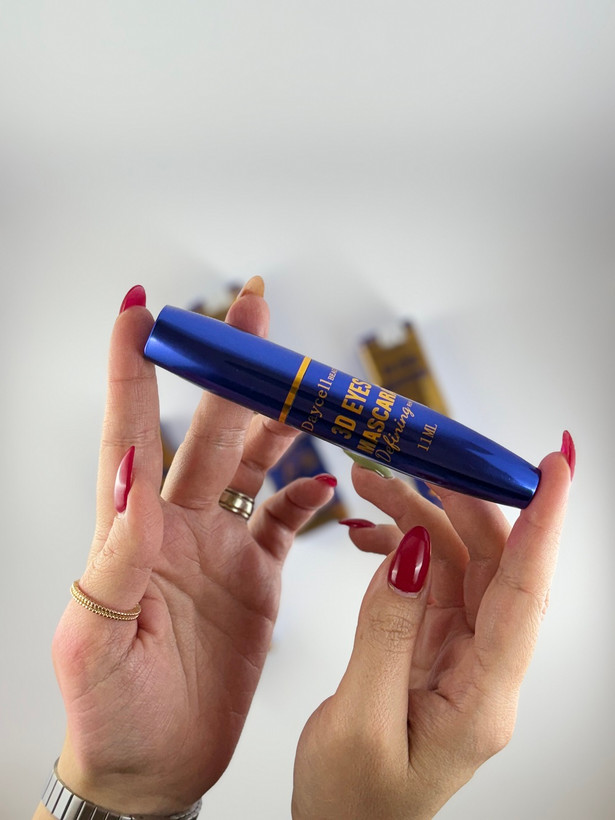 تصویر ریمل 3D دایسل در دست | ریمل حجم دهنده