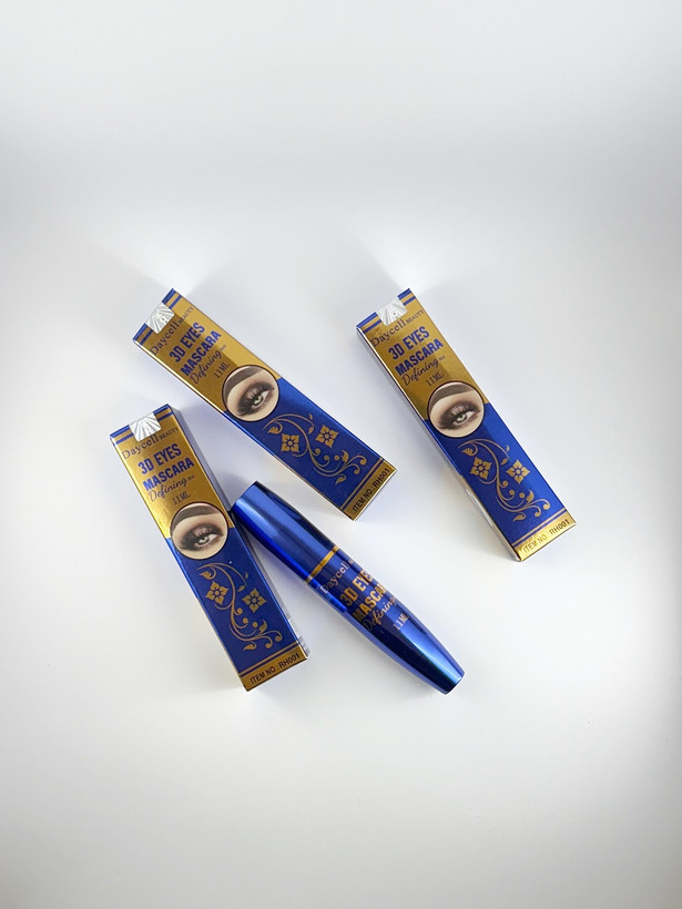 تصویر ریمل سه بعدی دایسل روی میز با پس زمینه سفید