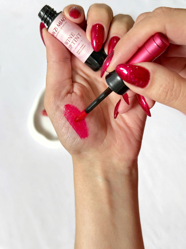 تصویر تینت لب طرح بطری شراب