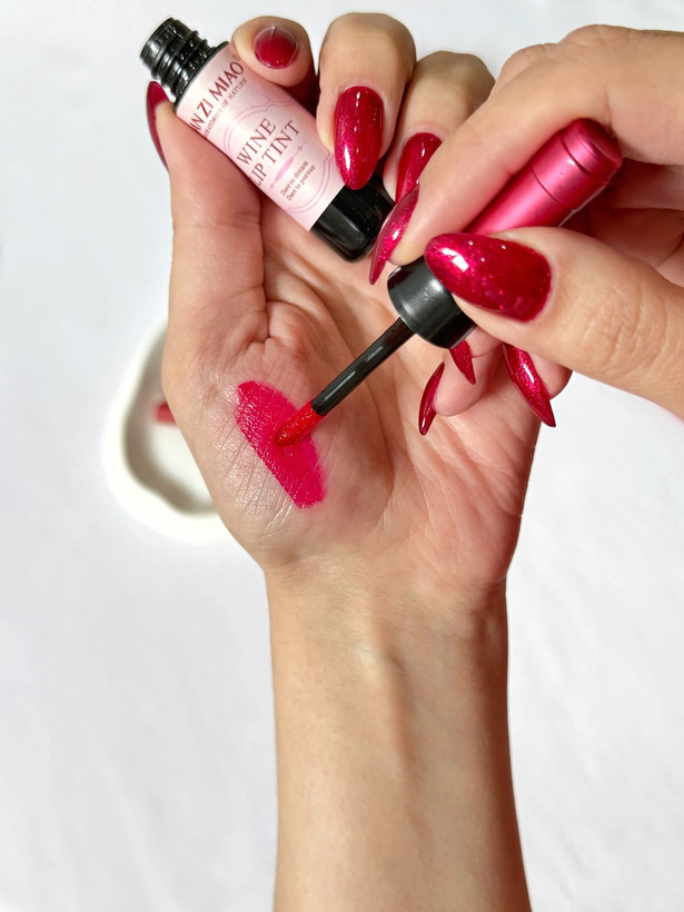 تصویر تینت لب طرح بطری شراب