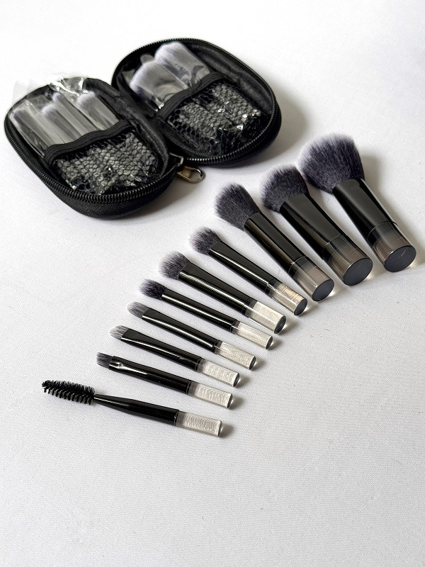 تصویر محتویات ست براش کیفی زیپ دار مشکی