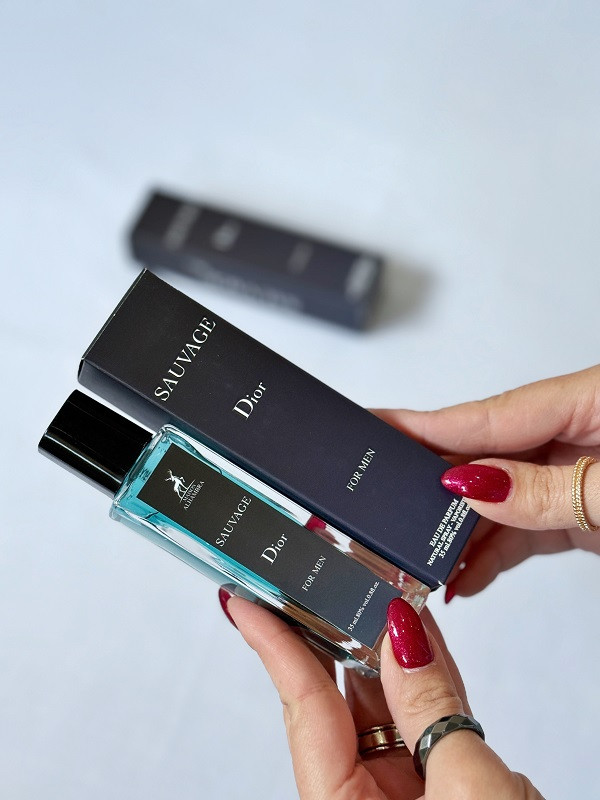 تصویر ادکلن مردانه الحمبرا مدل ساواج در دست با پس زمینه سفید