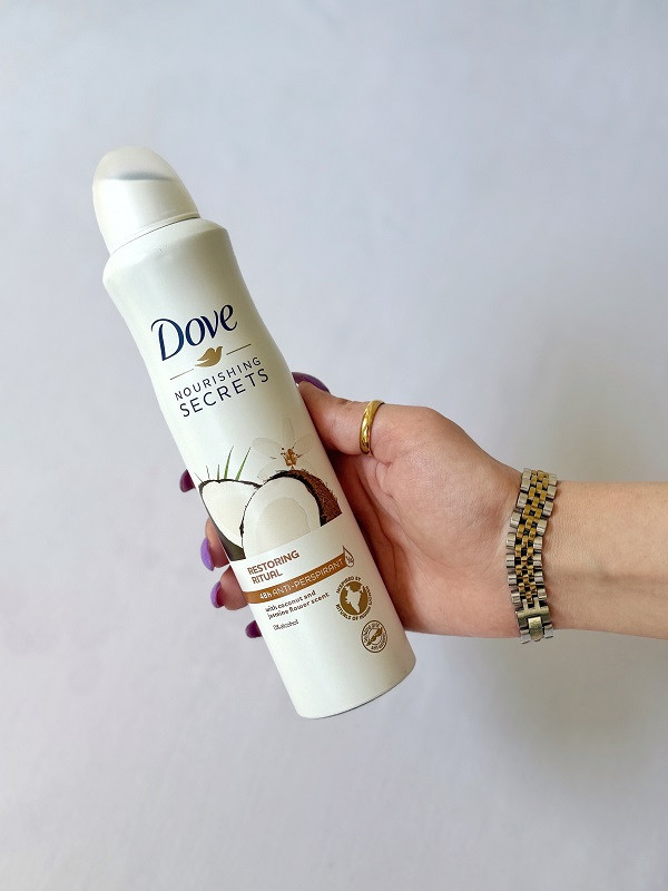 اسپری ضد تعریق زنانه داو با رایحه نارگیل و یاس با ماندگاری 48 ساعته در دست مصرف کننده