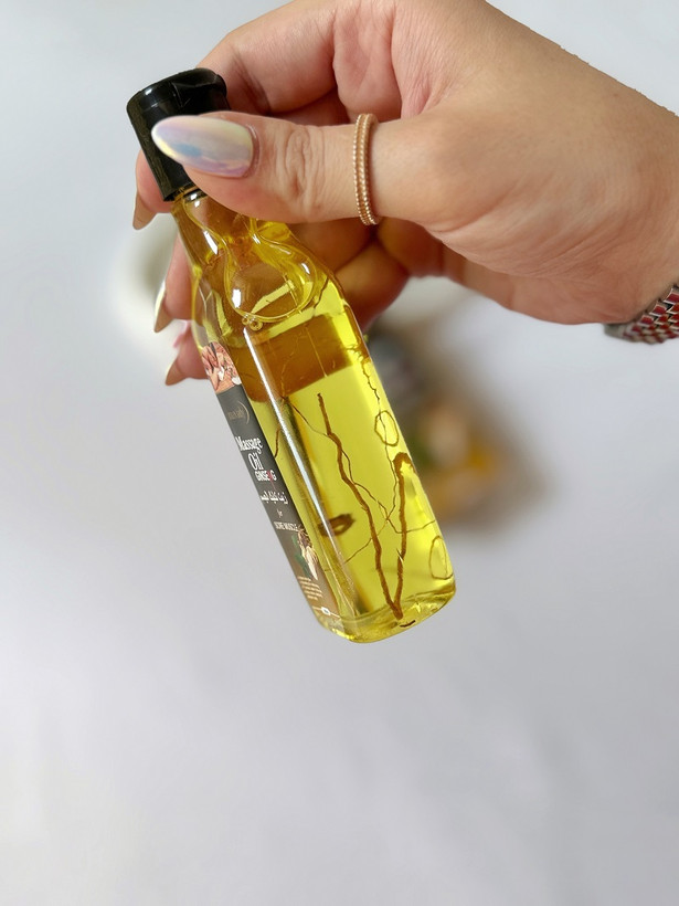 تصویر ریشه جینسینگ در روغن ماساژ مکس لیدی