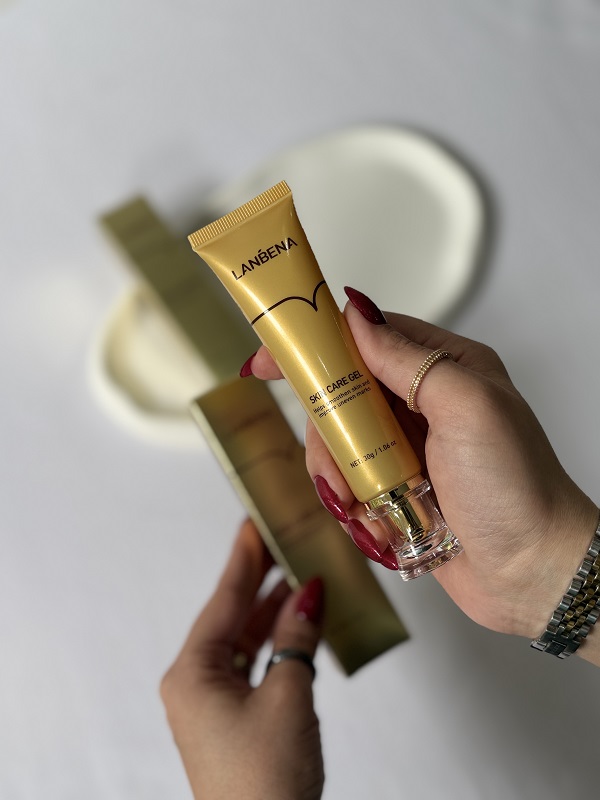 تصویر ژل ترمیم کننده اسکار و جای جوش لانبنا در دست