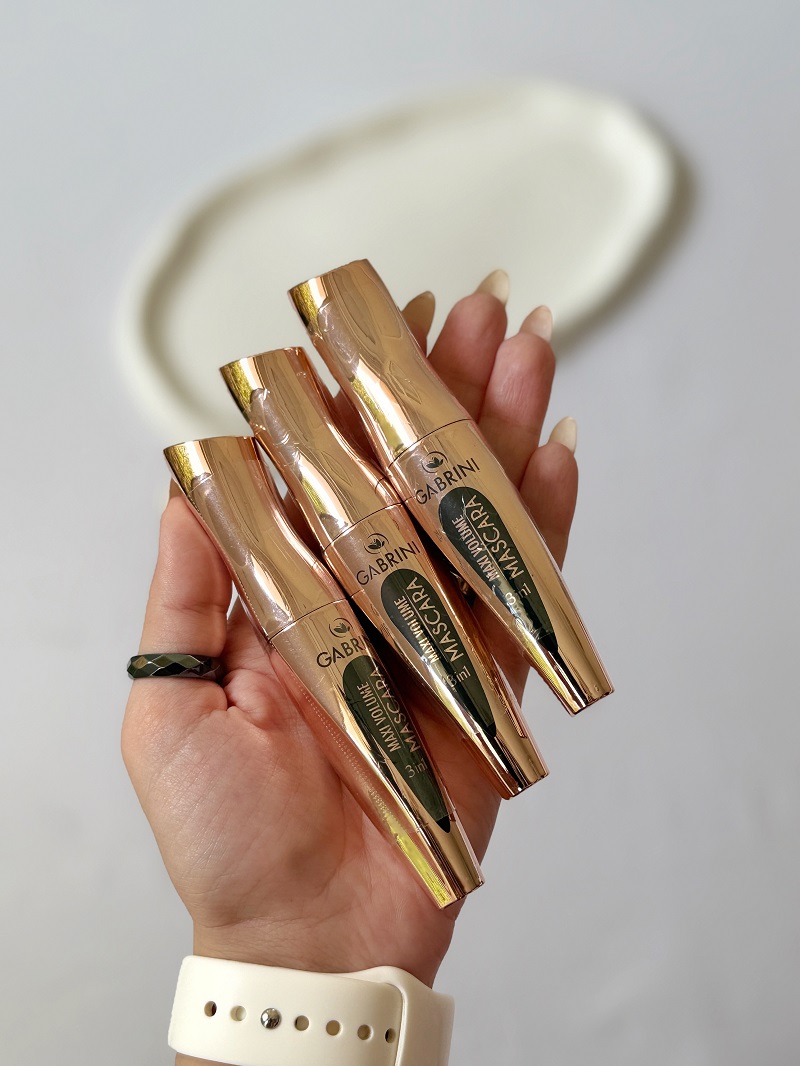 مژه های پر پشت و خوش حالت با ریمل طلایی گابرینی 3 در 1 مناسب چشم های حساس