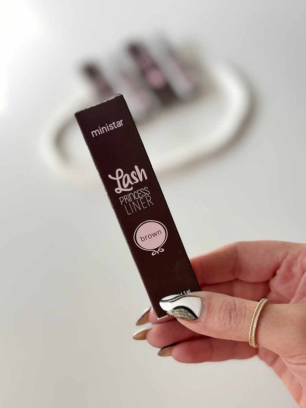 خط چشم قهوه ای مینی استار دارای سر ماژیکی