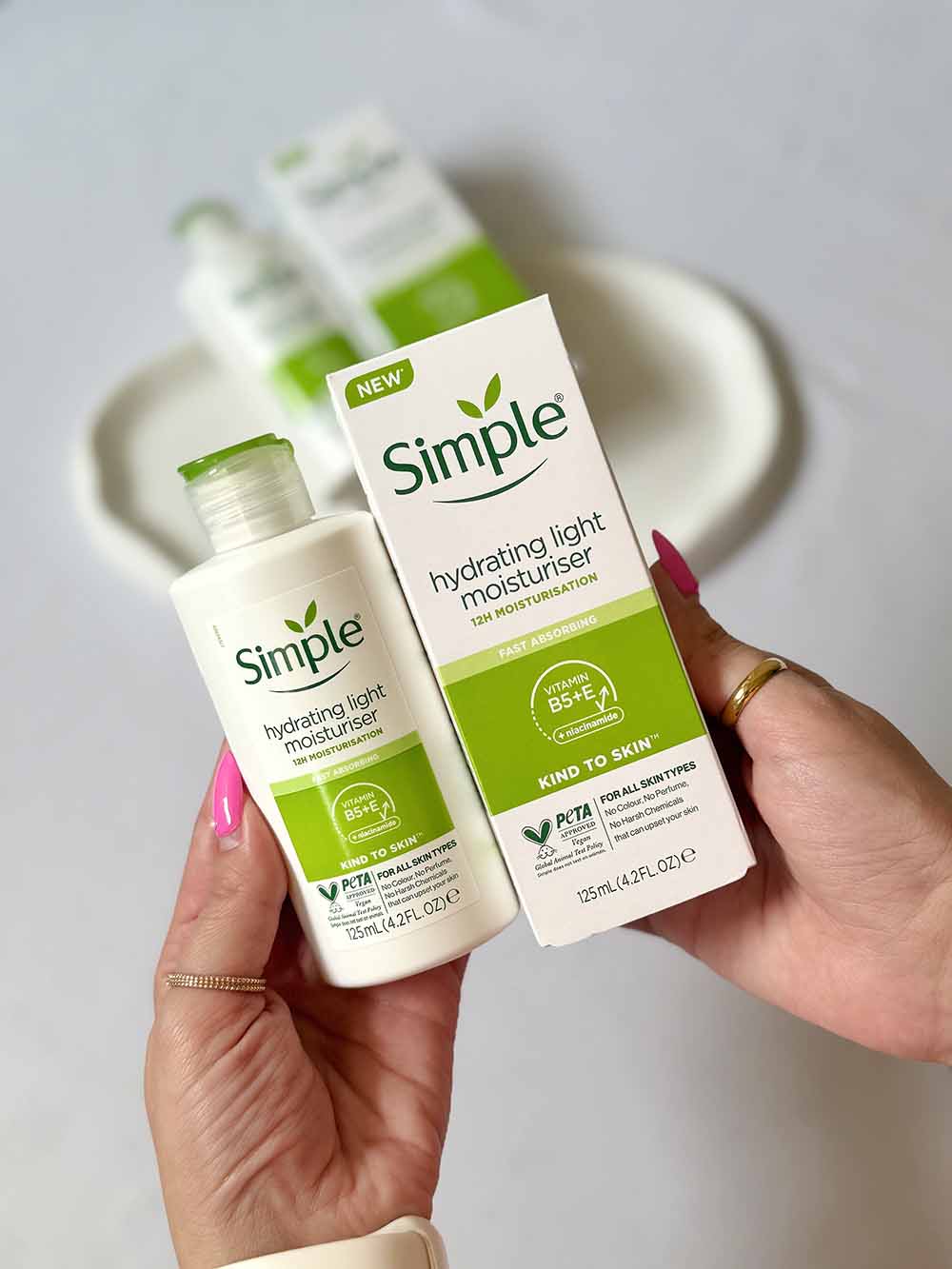 کرم مرطوب کننده و آبرسان سیمپل مدل لایت