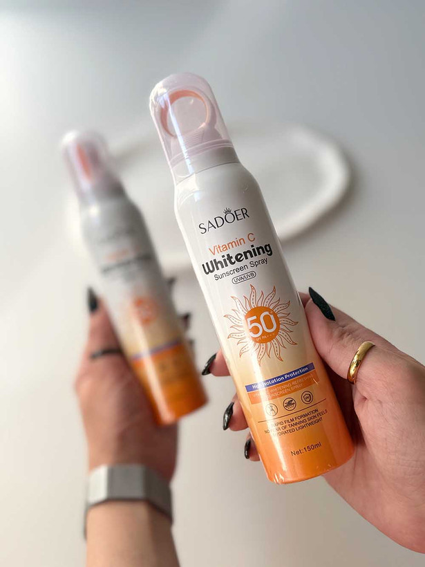 اسپری ضدآفتاب سفید کننده حاوی ویتامین C سادور SPF50 اورجینال