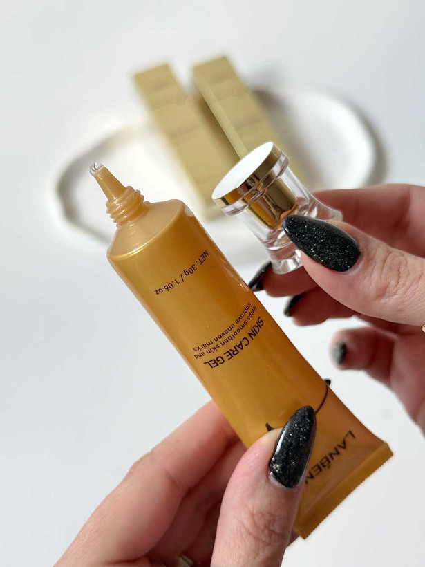 ژل ترمیم کننده اسکار و جای جوش لانبنا در دست