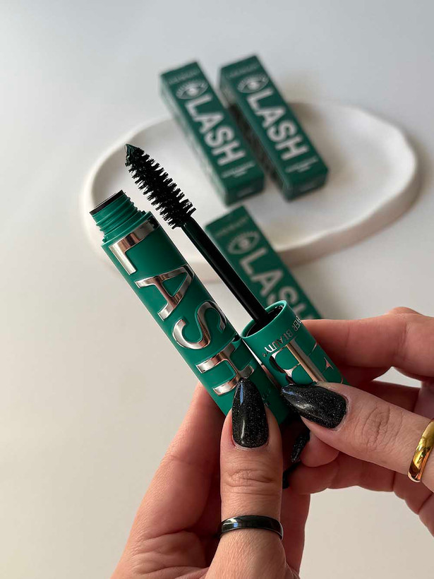 نمای نزدیک ریمل سبز اوربیوتی مناسب آرایش چشم خاص